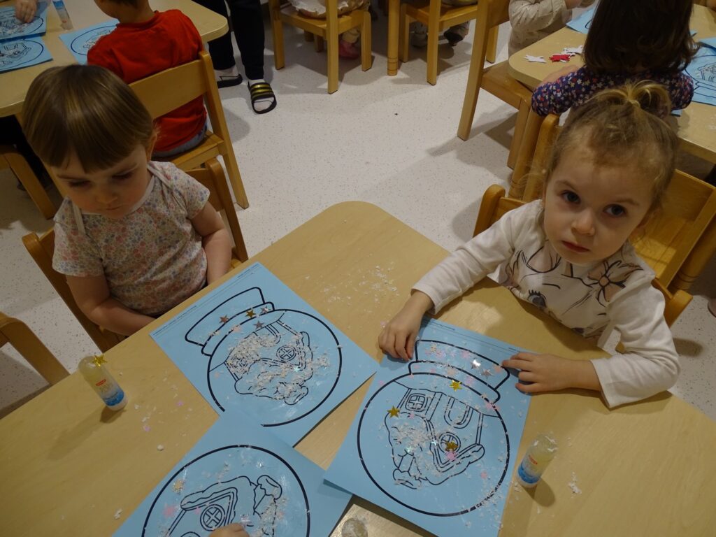 Dziewczynki pokazują ukończone prace