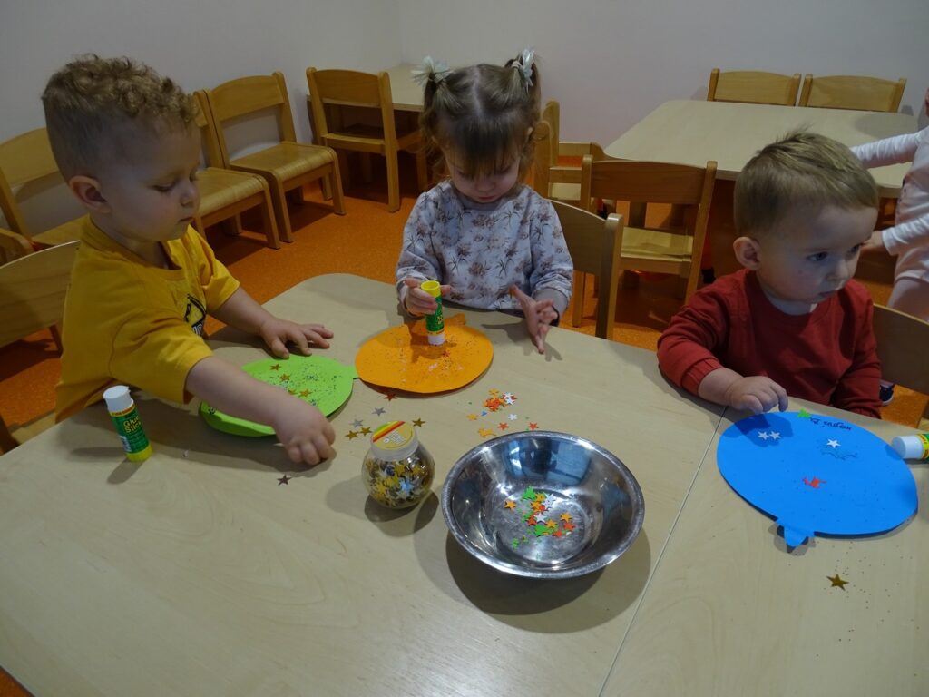 Dzieci dekorują bombki