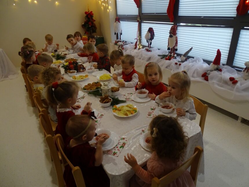 Dzieci jedzą wspólne posiłek wigilijny