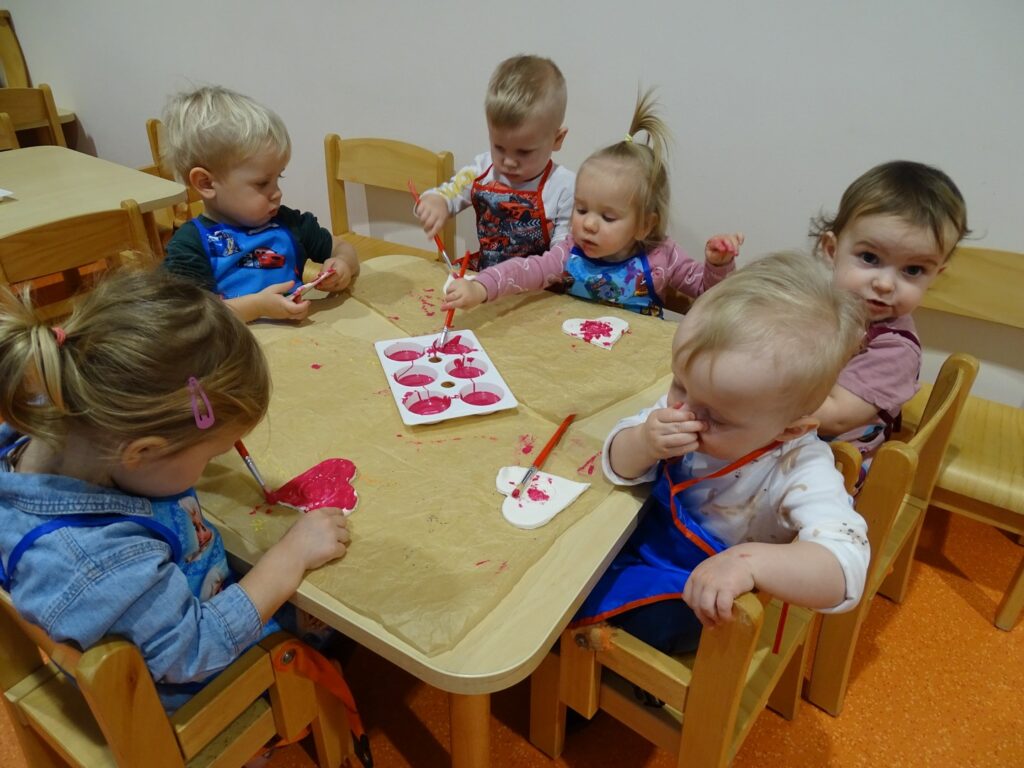 Dzieci malują farbami