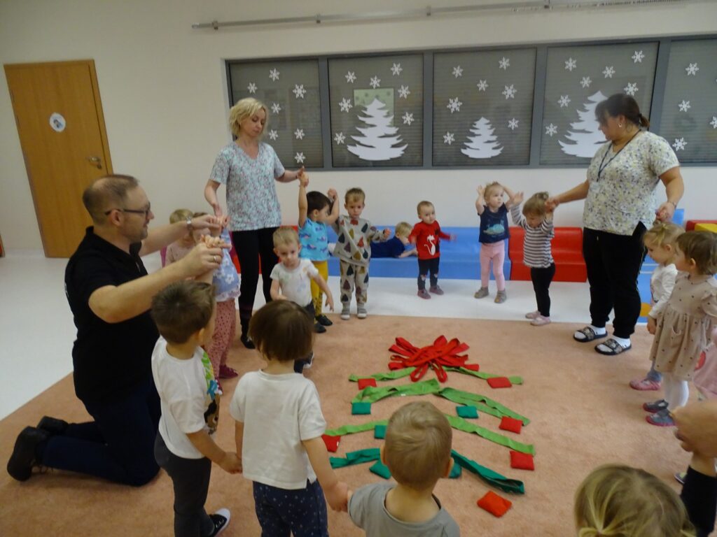 Dzieci tańczą wokół choinki