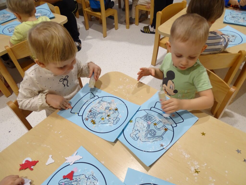 Dzieci wykonują zimowy pejzaż