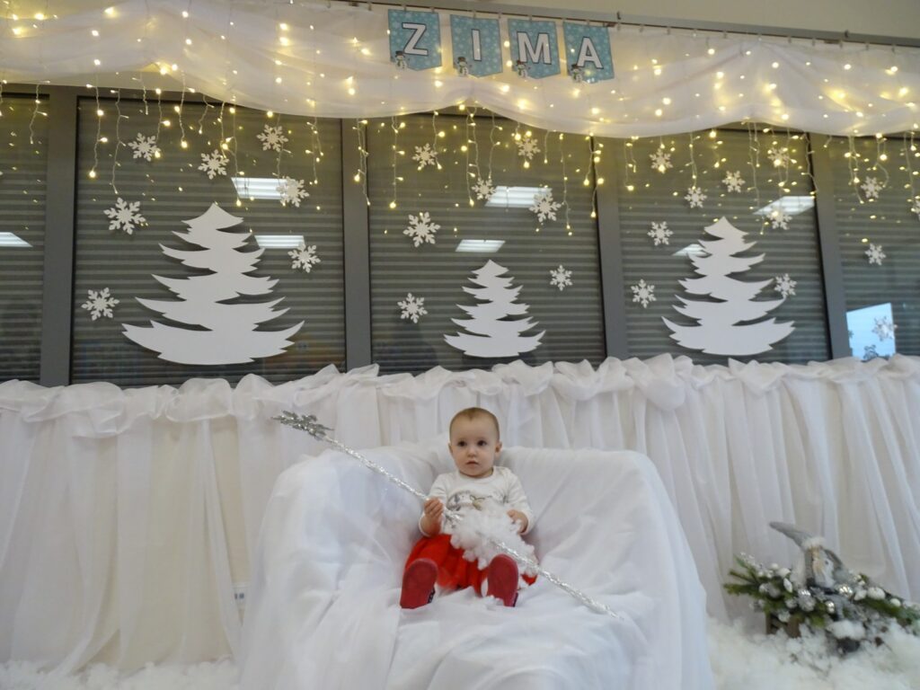 Dziewczynka pozuje do zdjęcia