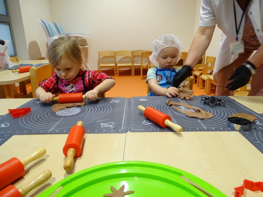 Dziewczynka wałkuje ciasto