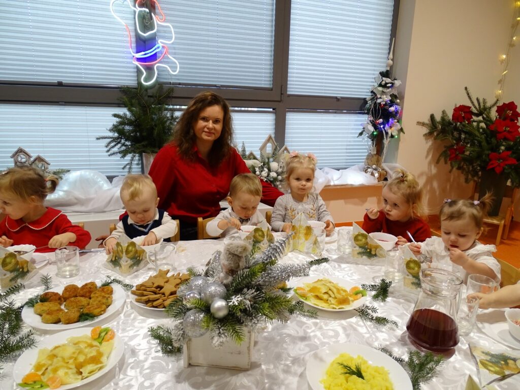 Pani dyrektor z dziećmi