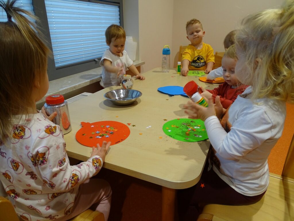 Praca plastyczna przy stolikach