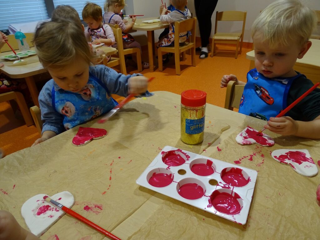 Dzieci malują różową farbą