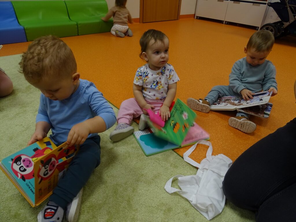 Dzieci oglądają książki