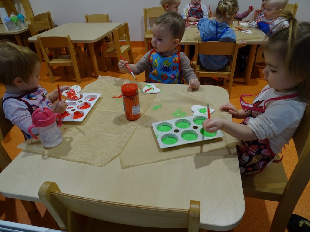 Dzieci malują prezenty dla babci i dziadka