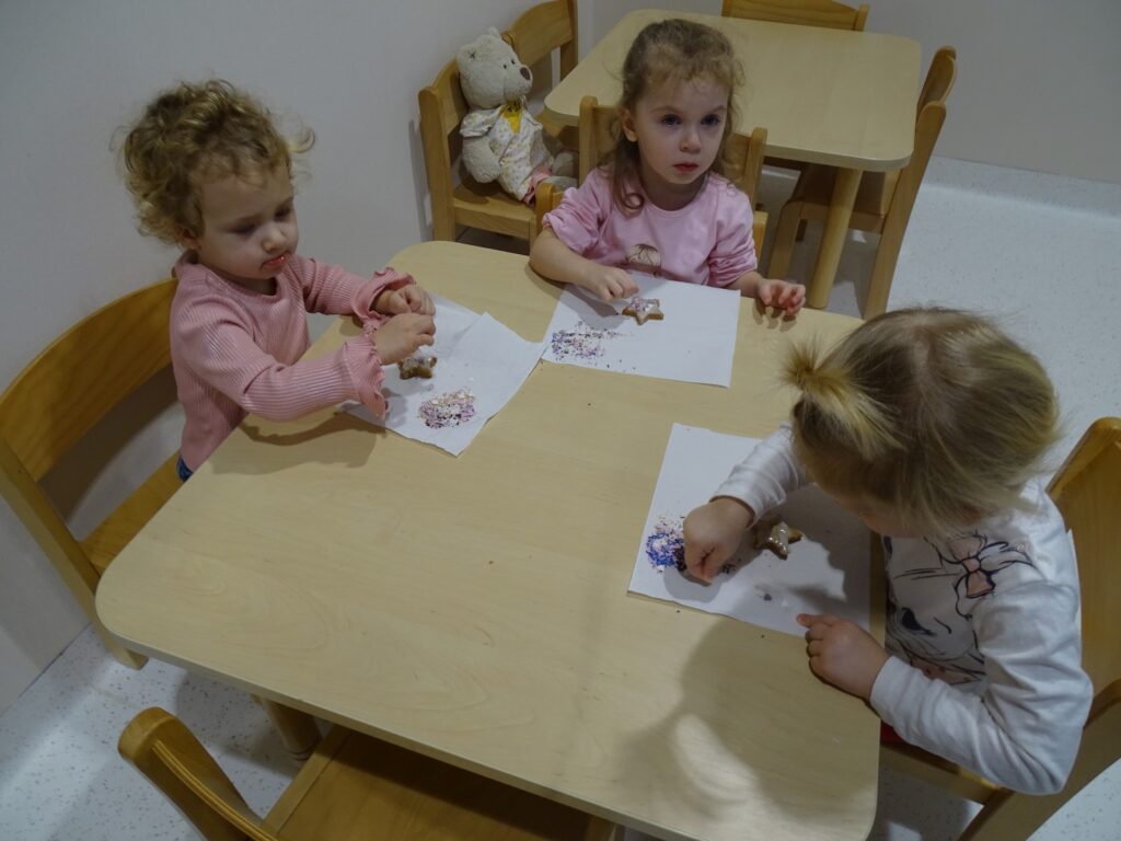 Dziewczynki ozdabiają pierniczki