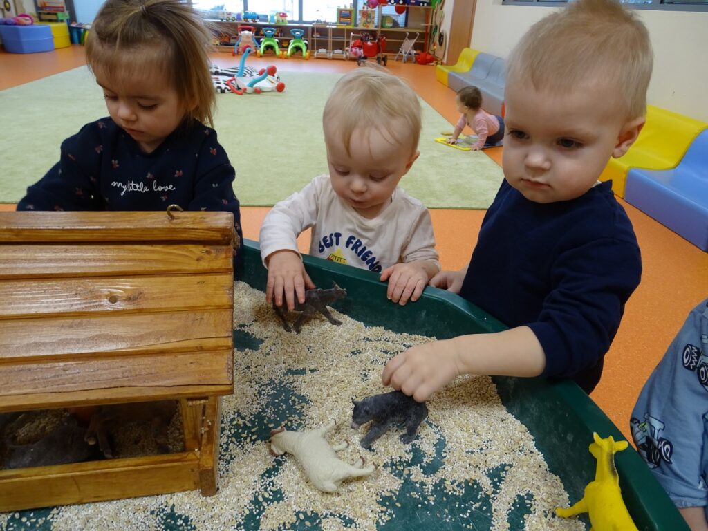 Chłopcy bawią się zwierzątkami