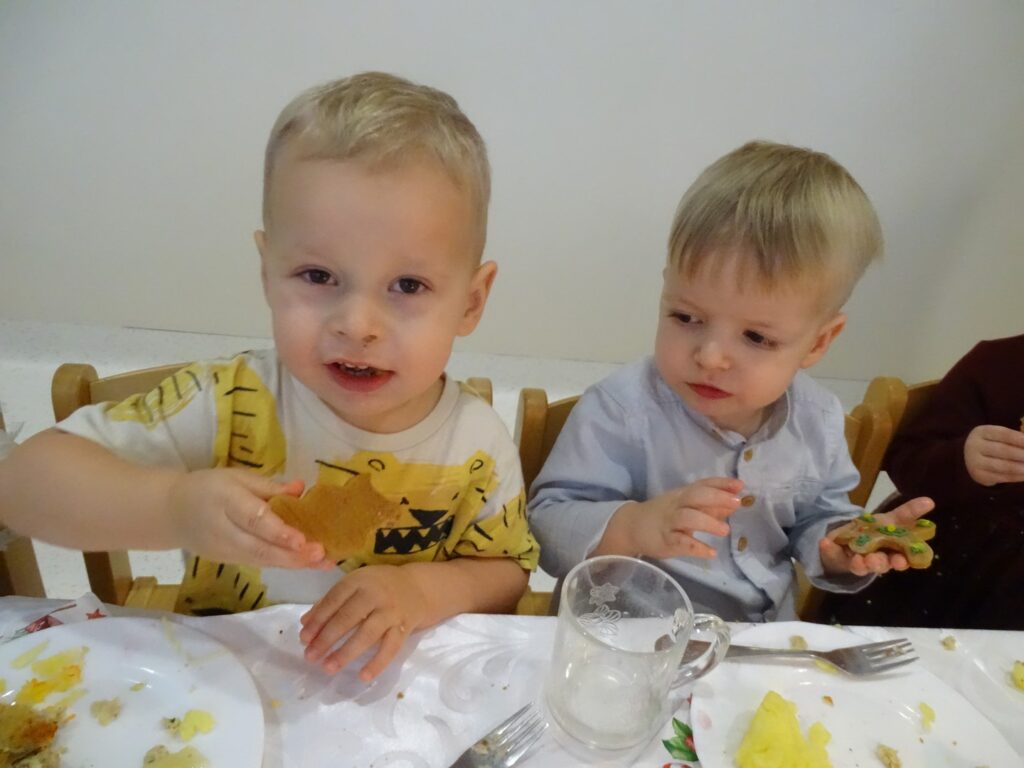 Chłopcy zjadają pierniczki