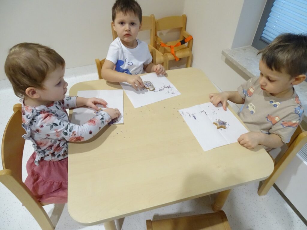 Chłopczyk ogląda pierniczka