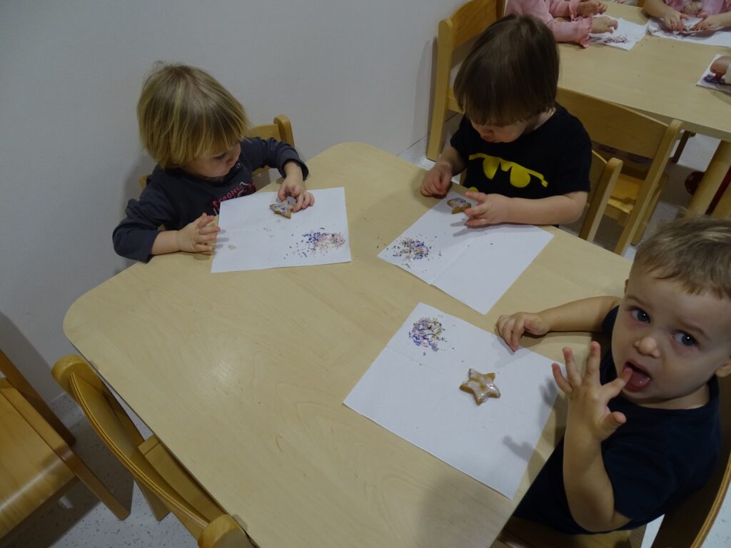 Chłopczyk próbuje lukru