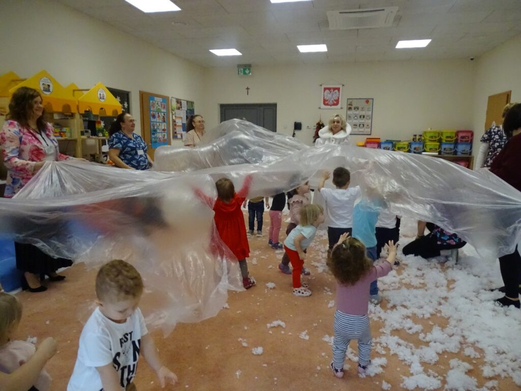 Dzieci tworzą zimową chmurę