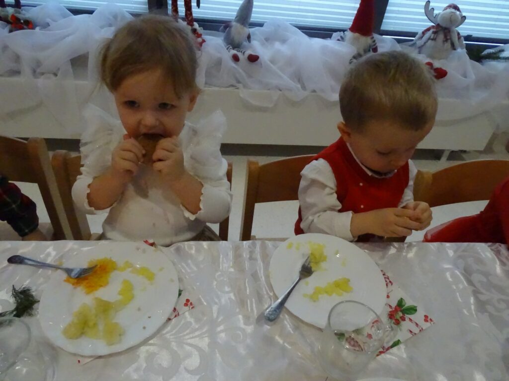 Dziewczynka zjada piernika