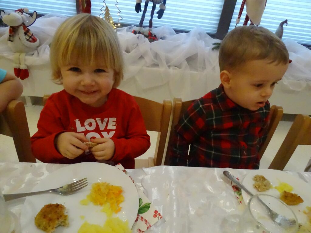 Dziewczynka uśmiecha się