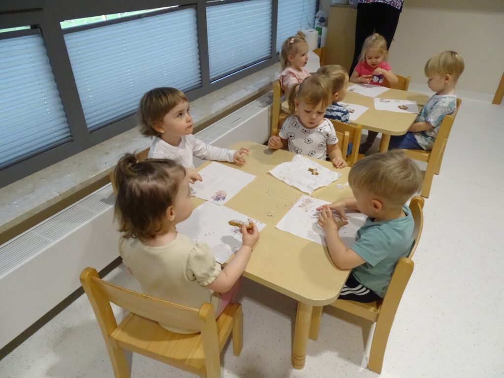 Dzieci próbują wykonanych przez siebie pierniczków