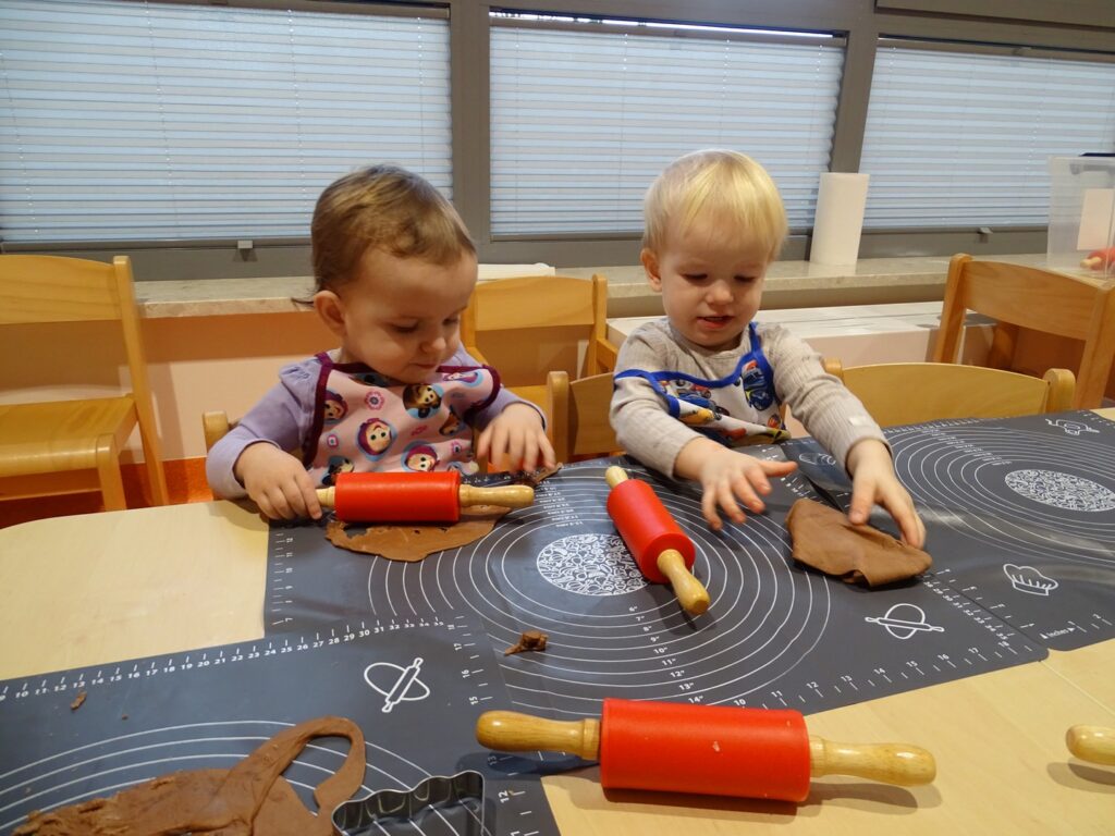 Dzieci wałkują ciasto