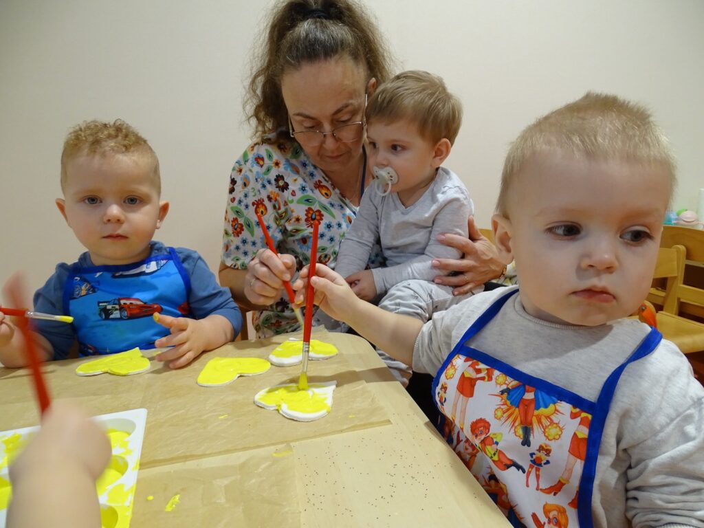 Dzieci malują z opiekunem