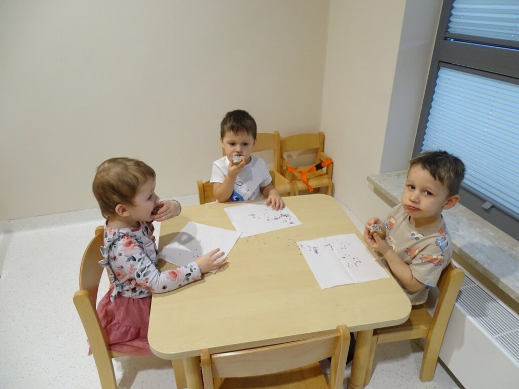 Dzieci zjadają pierniczki