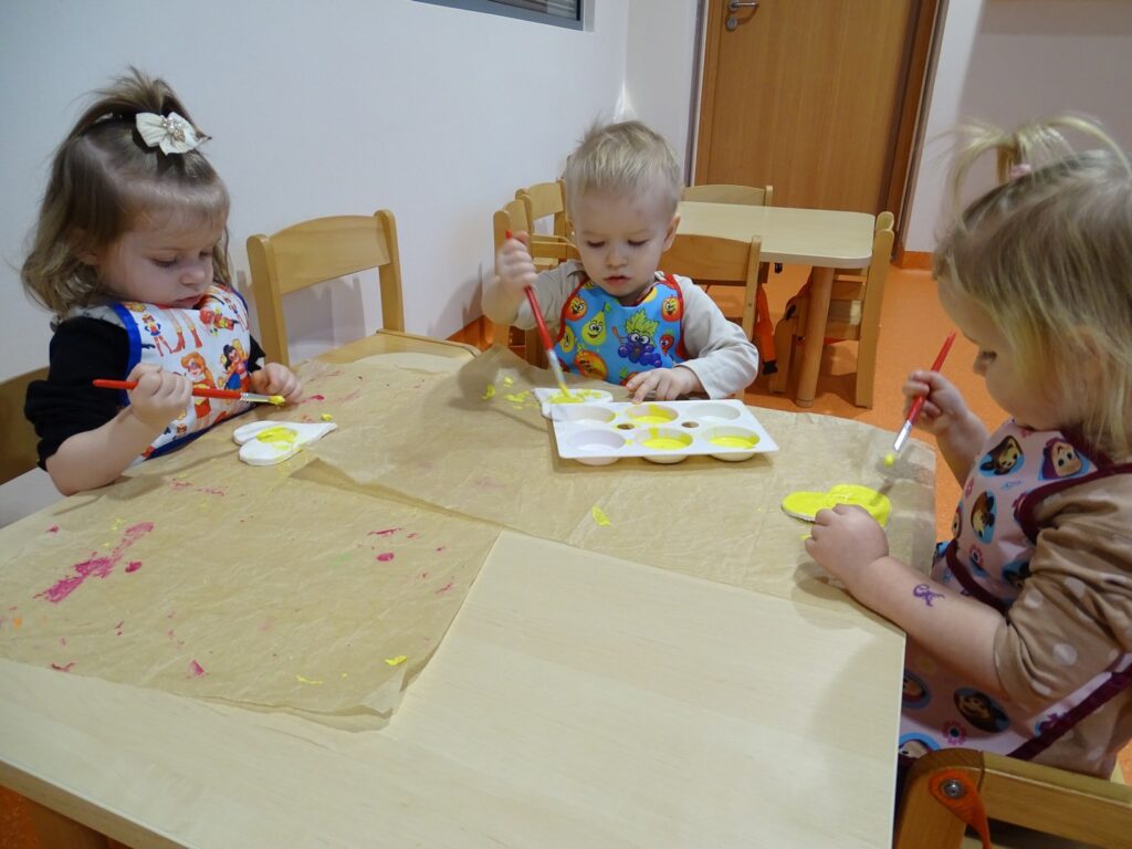 Dzieci malują farbą