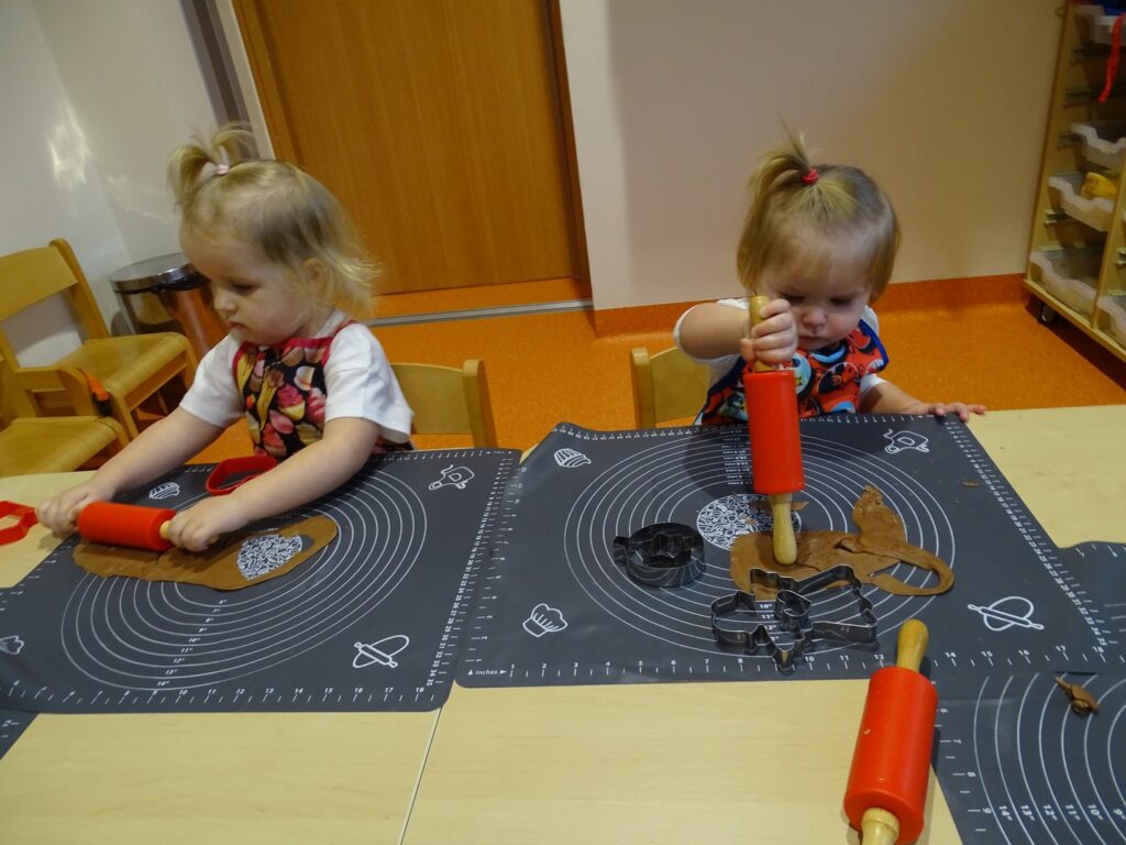 Dziewczynki robią pierniczki