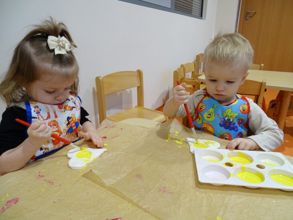 Dzieci malują pędzelkami