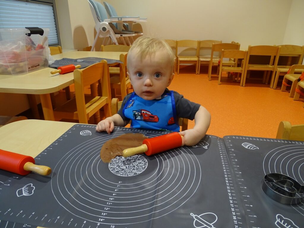 Chłopiec z wałkiem