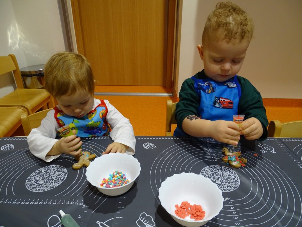 Dzieci ozdabiają pierniczki