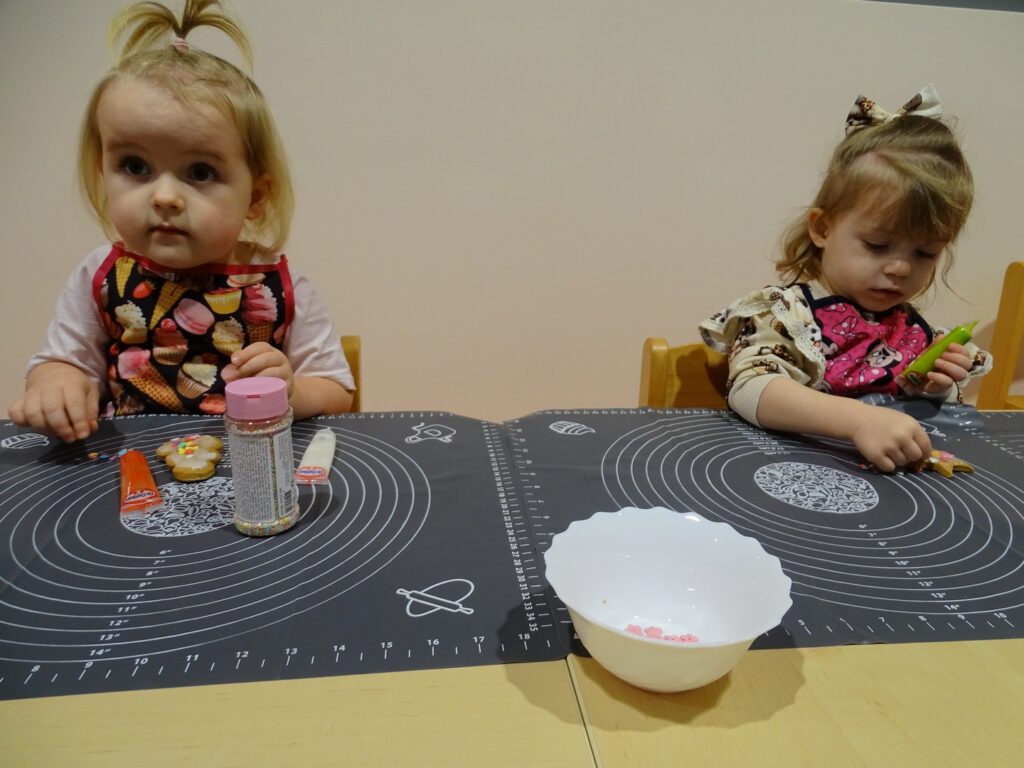 Dziewczynki ozdabiają pierniki