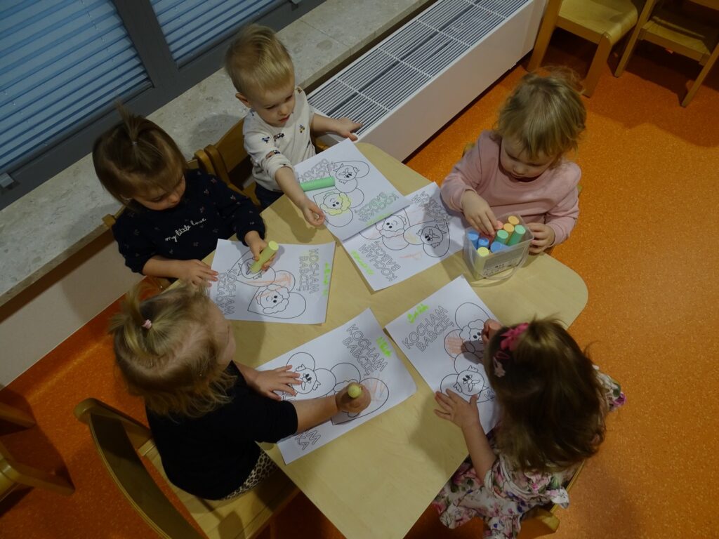 Dzieci kolorują laurki