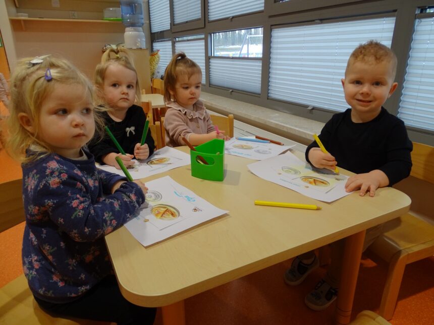 Dzieci kolorują malowankę