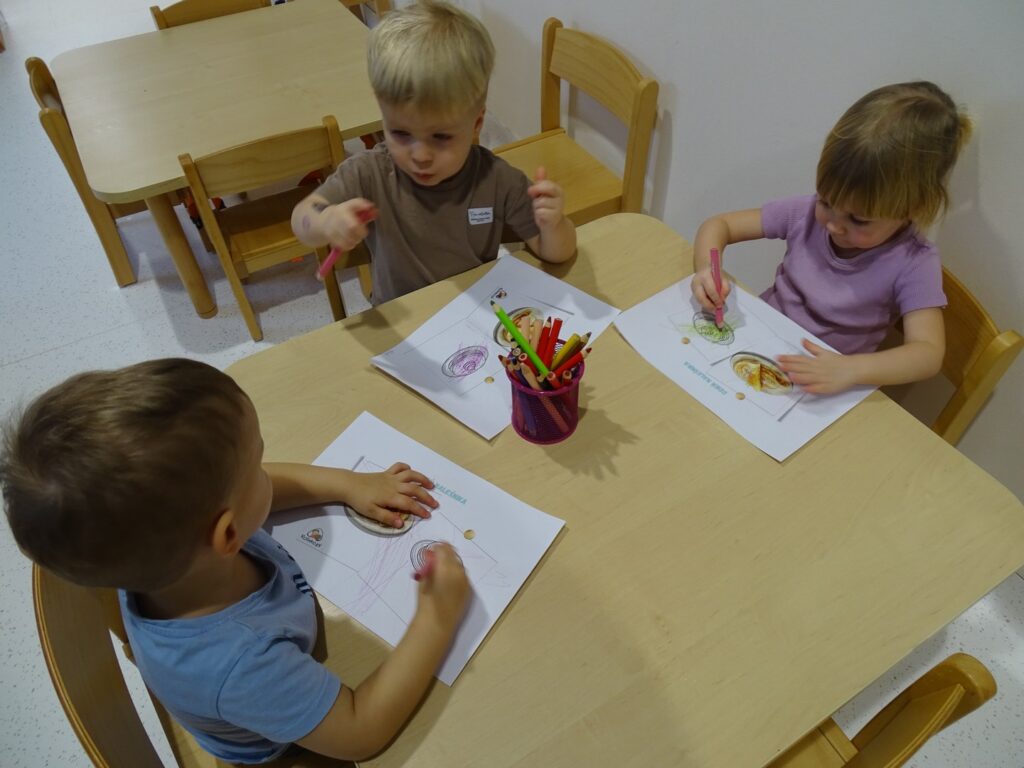 Dzieci malują obrazek przedstawiający naleśnika
