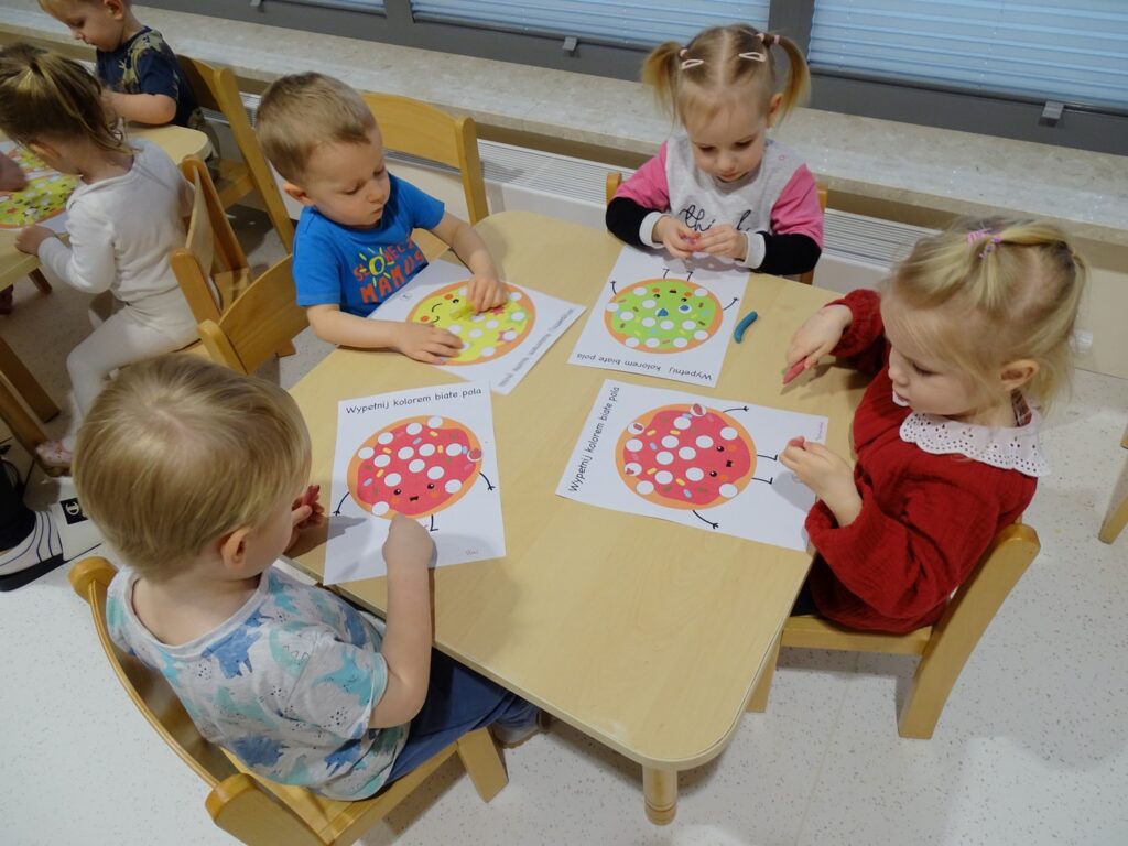 Dzieci naklejają plastelinę