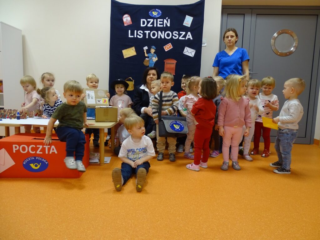 Dzieci pozują do wspólnego zdjęcia