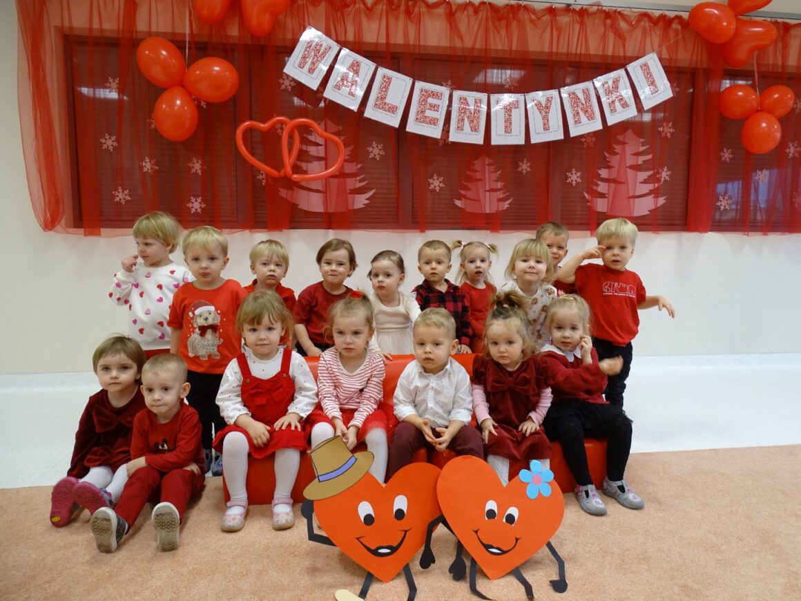 Dzieci pozują do wspólnego zdjęcia