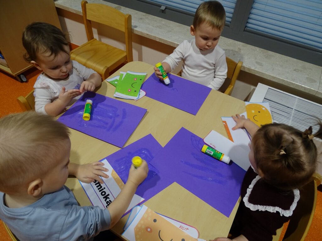 Dzieci pracują przy stoliku