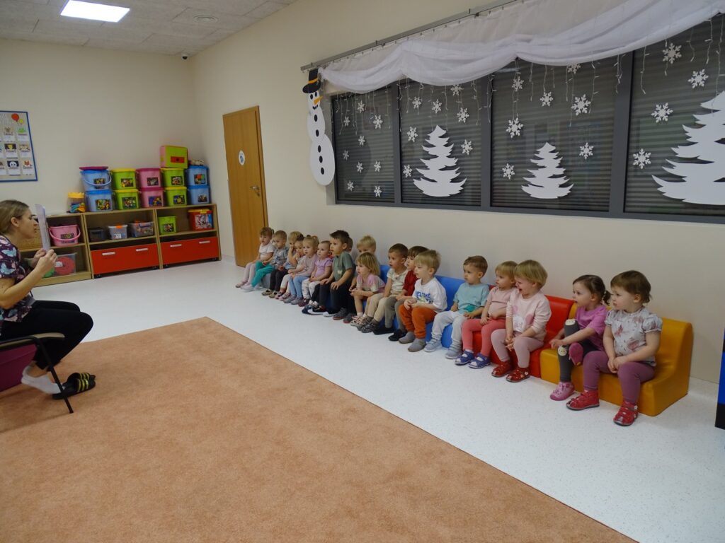 Dzieci słuchają opiekunki