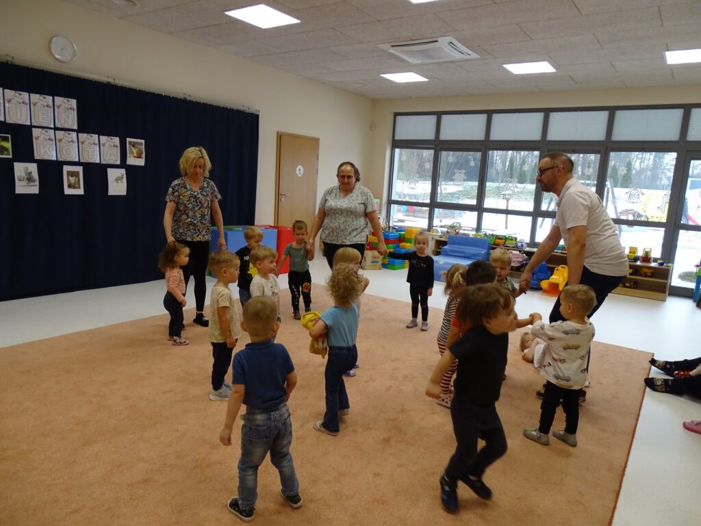 Dzieci tańczą piosenkę na powitanie