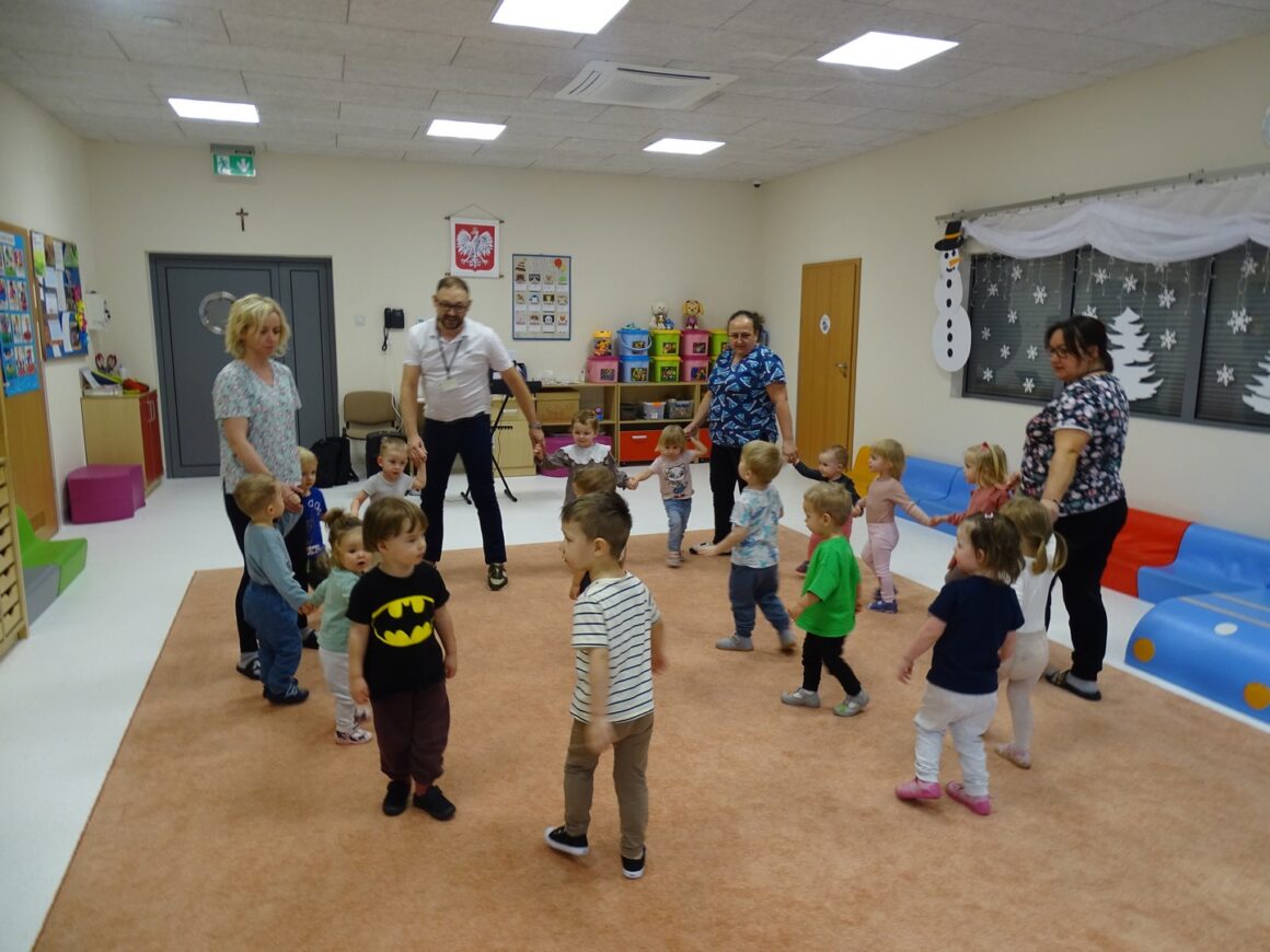 Dzieci tworzą kółeczko