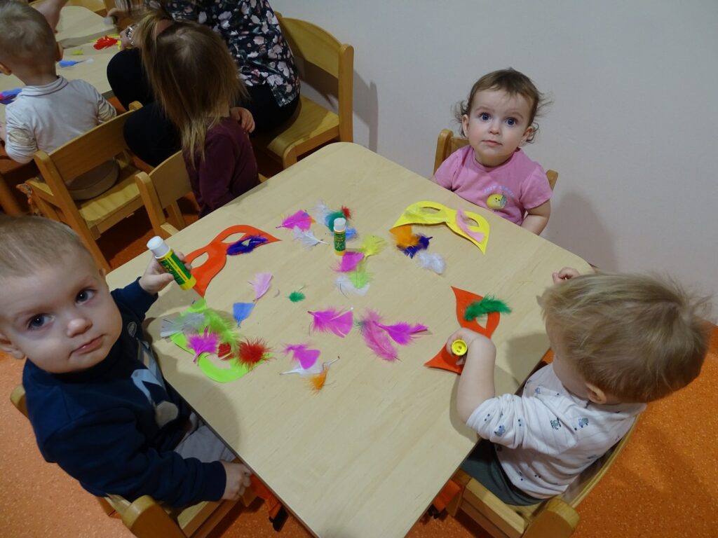 Dzieci wykonują pracę plastyczną