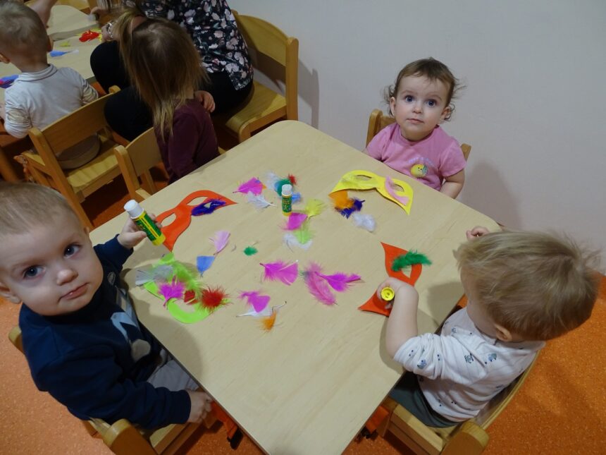 Dzieci wykonują pracę plastyczną