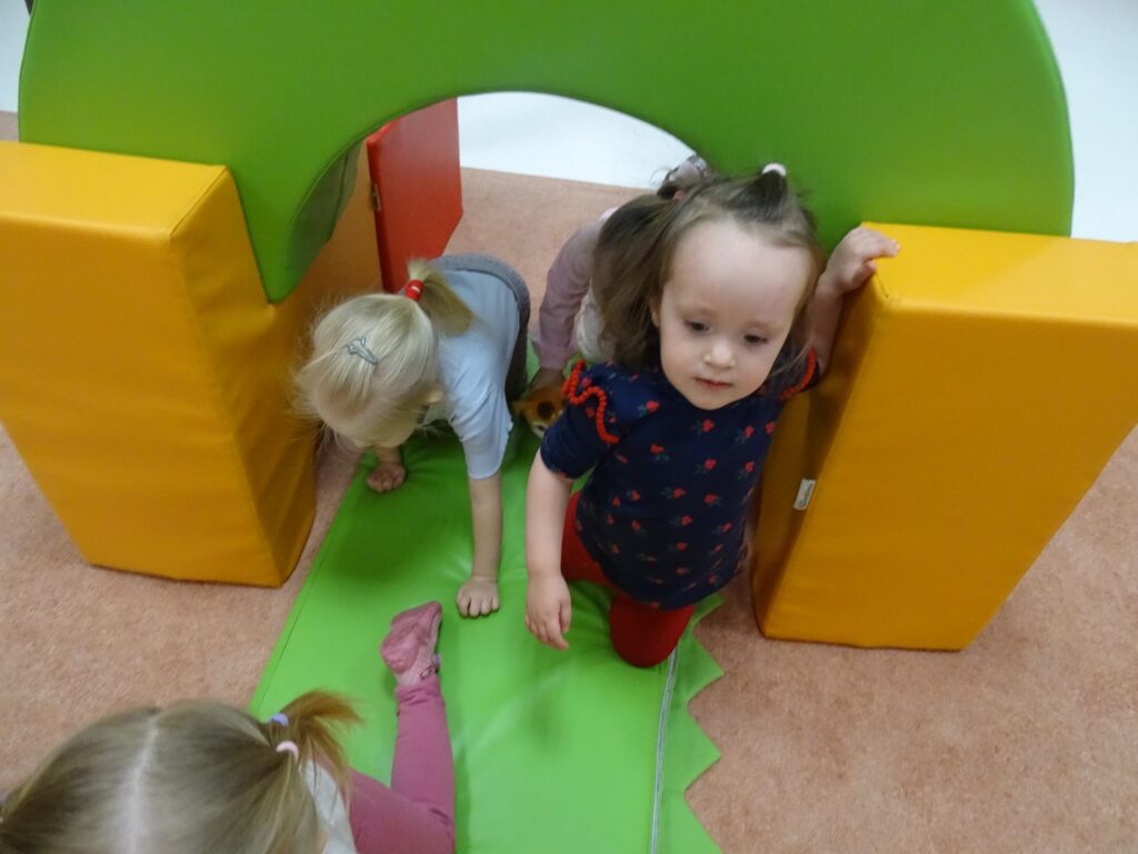 Dziewczynka pokonuje tor przeszkód