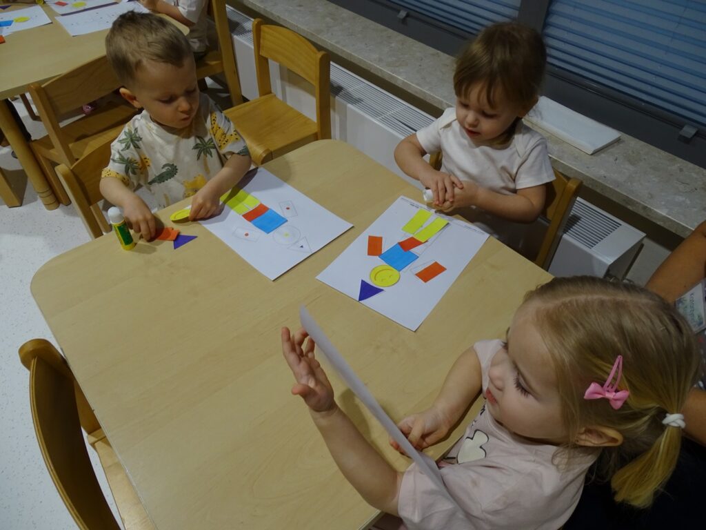 Dziewczynka prezentuje swoją pracę
