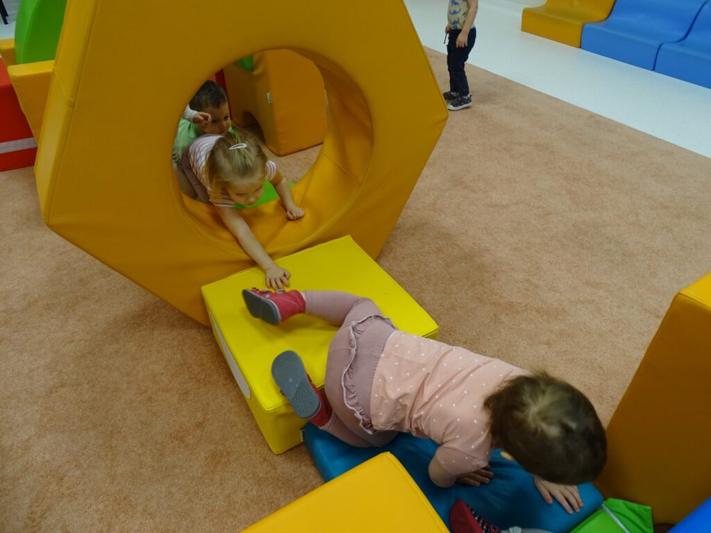 Dziewczynki czołgają się po materacu