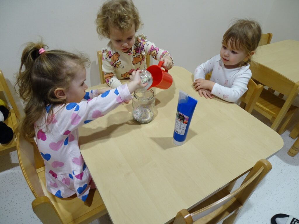 Dziewczynki robią zimowy eksperyment