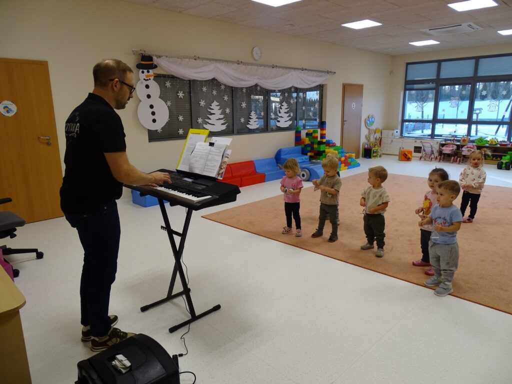 Pan gra na keybordzie