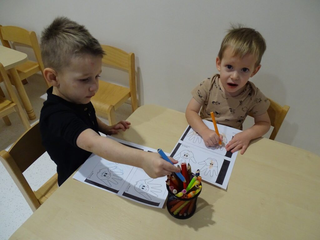 Chłopcy malują laurkę dla babci i dziadka