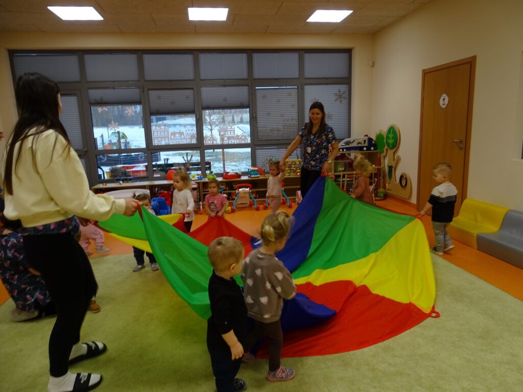 Dzieci bawią się z chustą